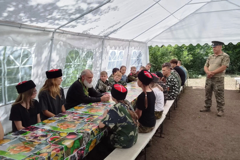 О Родине, семье и вере: в Калачеевском районе прошла беседа священника с воспитанниками оборонно-спортивного лагеря «Казачок»