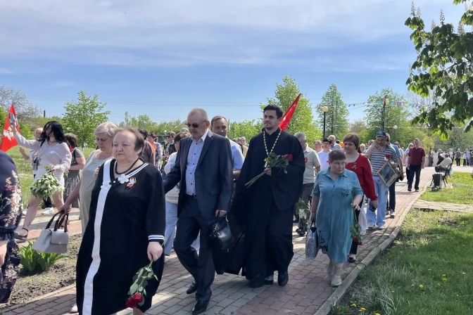 В День Великой Победы в селе Митрофановка прошли богослужения и торжественный памятный митинг