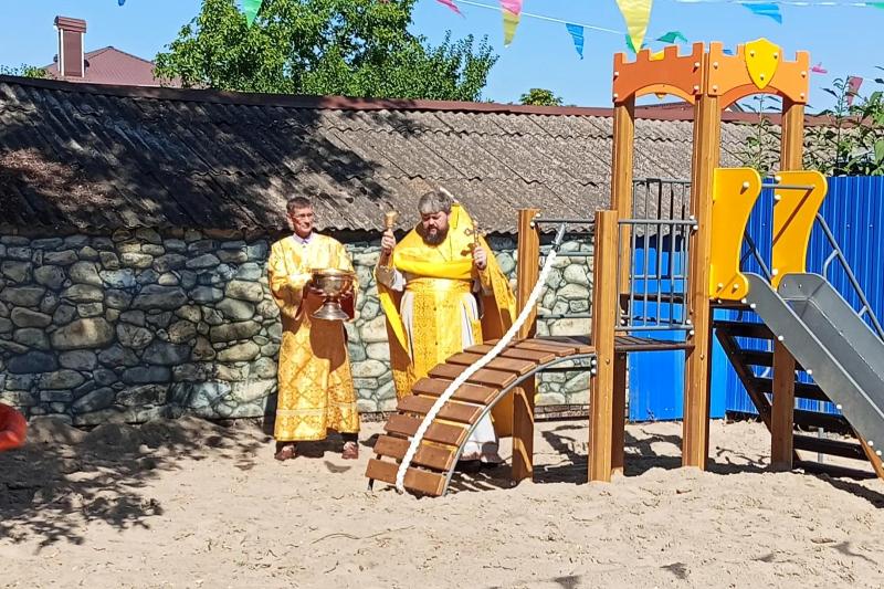 Освящение новой детской площадки на территории Покровского храма города Павловска