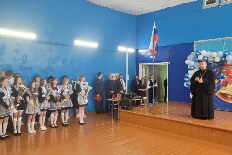Священнослужитель принял участие в торжественном мероприятии в Морозовской школе