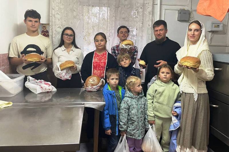 В пекарне-просфорне при Свято-Ильинском кафедральном соборе города Россошь состоялось познавательное занятие