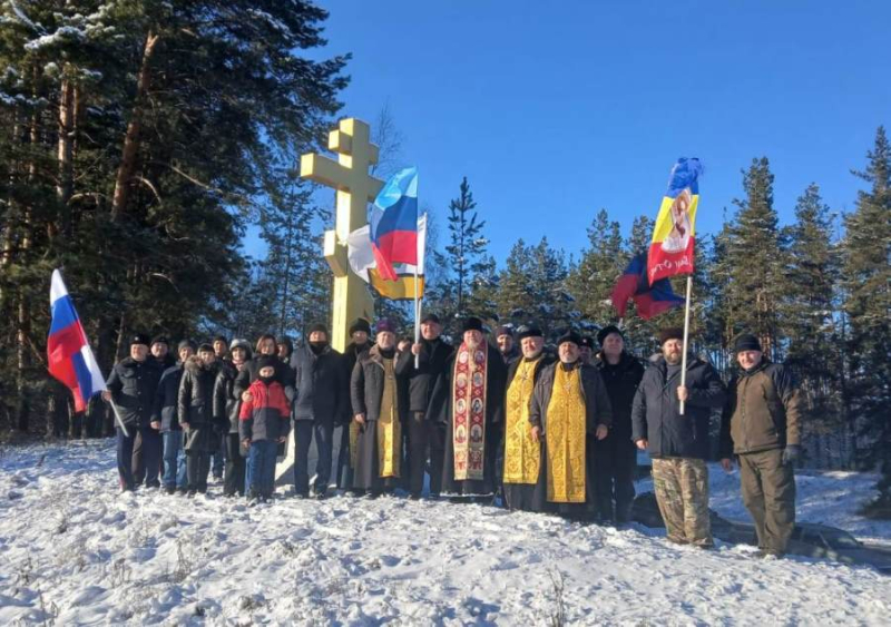 Братский молебен у Поклонного креста в Репьевке