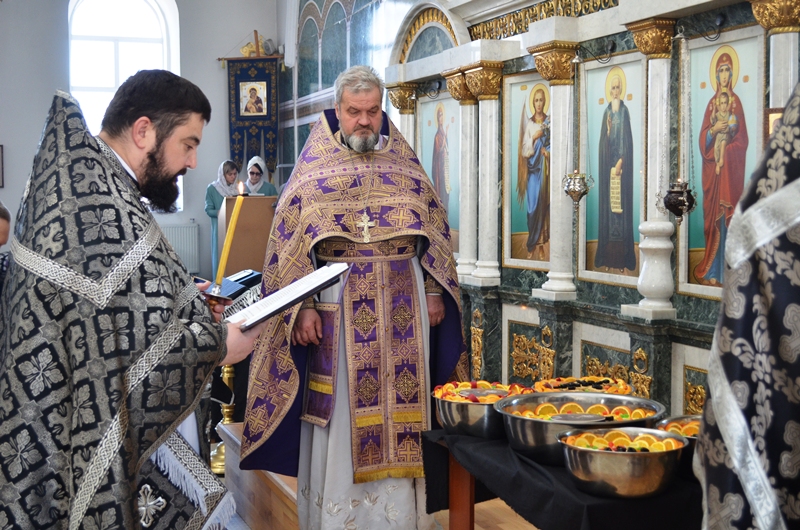 Освящение колива в Казанском храме Павловска