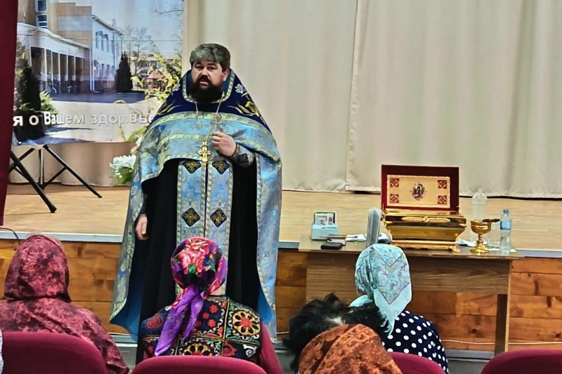 В госпитале города Павловска священнослужитель совершил молебен перед честными мощами священномученика Петра (Зверева),архиепископа Воронежского