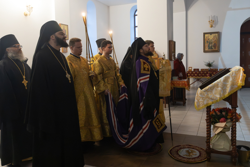 Епископ Дионисий совершил воскресное богослужение в Воскресенском соборном храме Белогорского мужского монастыря