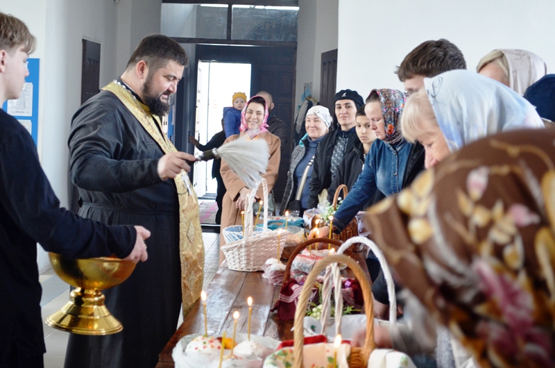 В Казанском храме города Павловска освятили Пасхальную снедь
