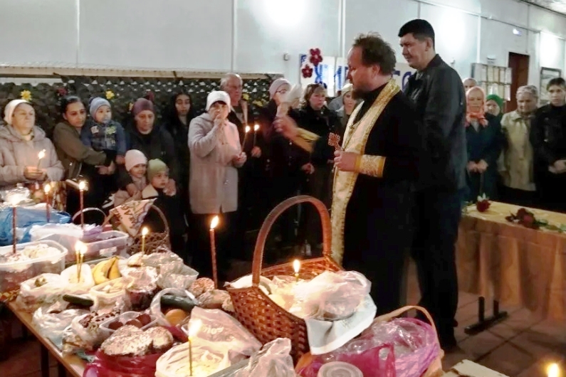 В канун Светлой Пасхи благочинный освятил пасхальные угощения в селах Богучарского района
