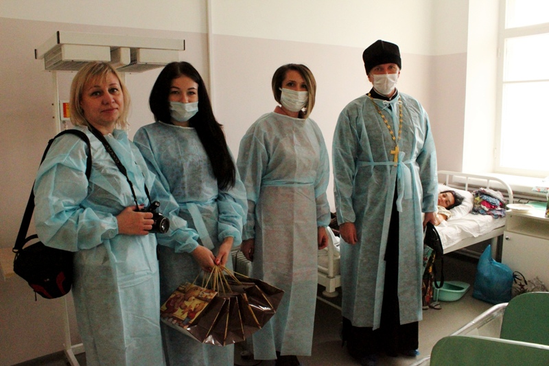 Представители отдела ЗАГС и духовенства Острогожского района поздравили рожениц районной больницы с Днем матери