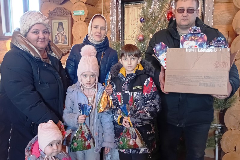 Детям из многодетных семей и детей участников специальной военной операции вручили рождественские подарки