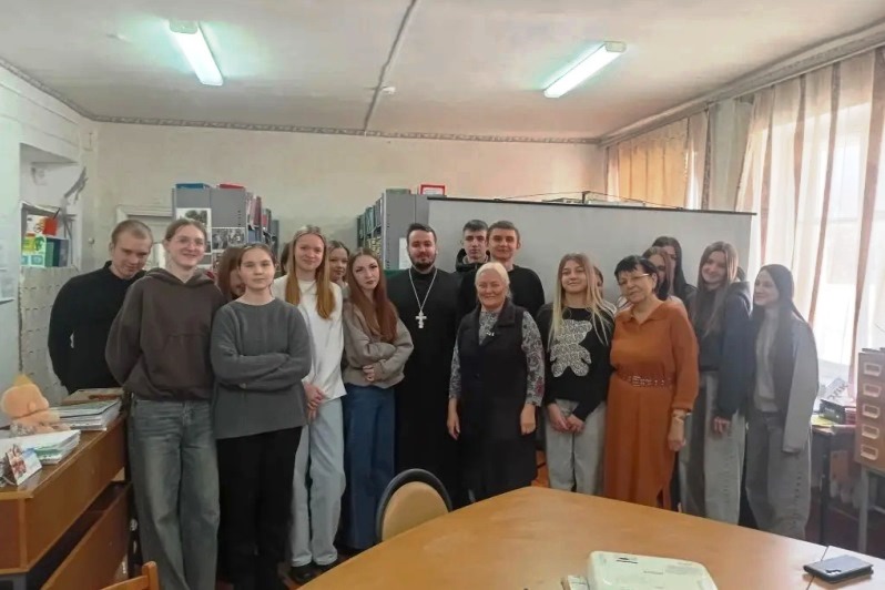 Помощник благочинного Богучарского церковного округа по молодежному провел познавательную беседу со студентами и преподавателями