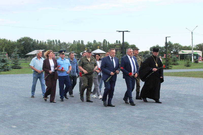 На «Аллее героев» г. Острогожска состоялась торжественная церемония, посвященная памяти воинов, погибших в зоне проведения специальной военной операции