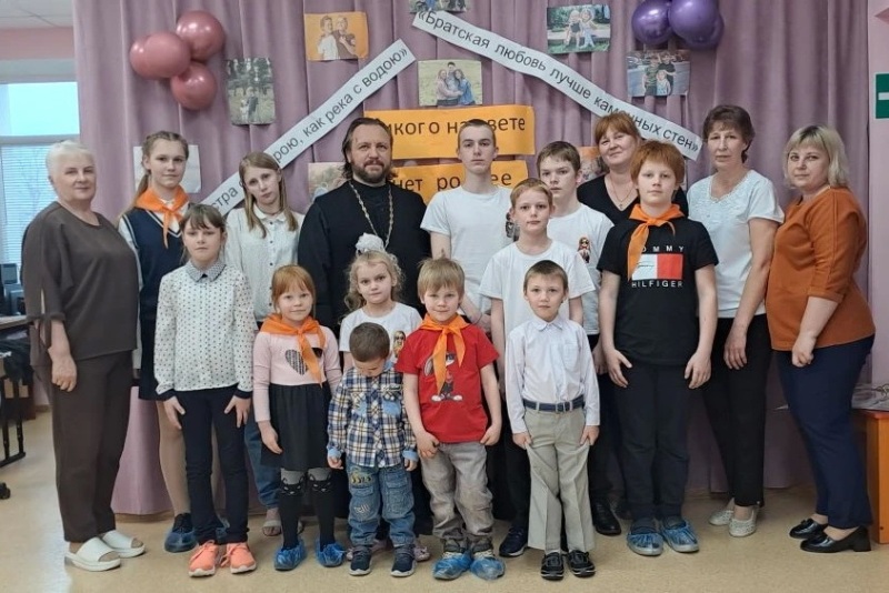 Накануне Дня братьев и сестер иерей Игорь Подопригорин встретился с воспитанниками социально-реабилитационного центра в Воробьевке
