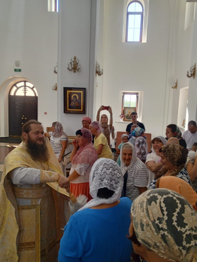 В храме Спаса Всемилостивого г. Россоши совершили молебен перед началом нового учебного года и провели акцию «Белый цветок»