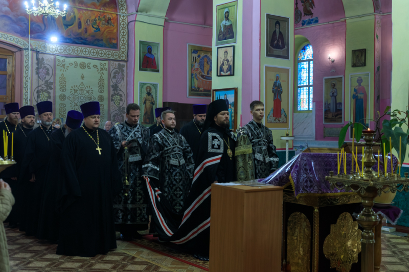 В пятницу шестой седмицы Великого поста глава Россошанской епархии совершил Литургию Преждеосвященных Даров в храме Великомученика Пантелеимона села Пришиб