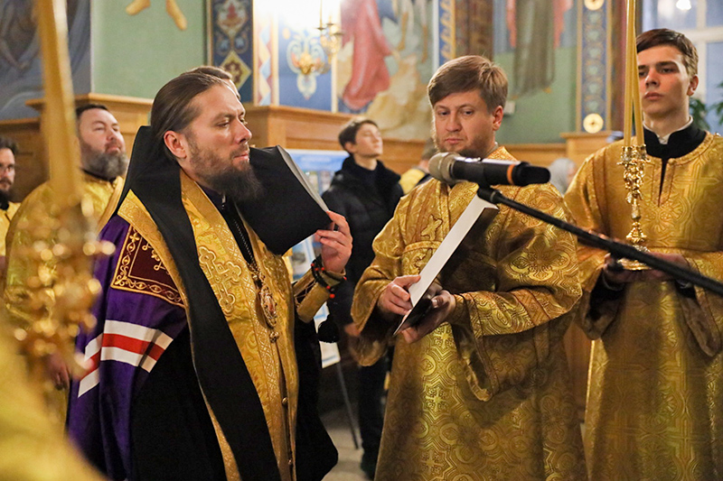 Всенощное бдение накануне дня памяти святителя Антония совершено в Благовещенском соборе Воронежа