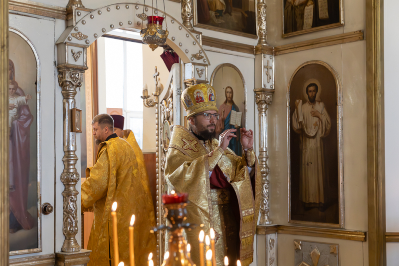 В Неделю 8-ю по Пятидесятнице, епископ Дионисий совершил Божественную литургию в храме Александра Невского г. Россоши