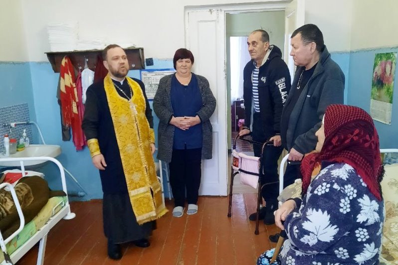 Священник посетил Таловскую сельскую больницу