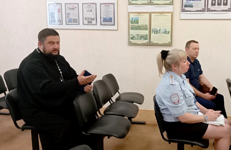 Благочинный Павловского церковного округа принял участие в заседании общественного совета.