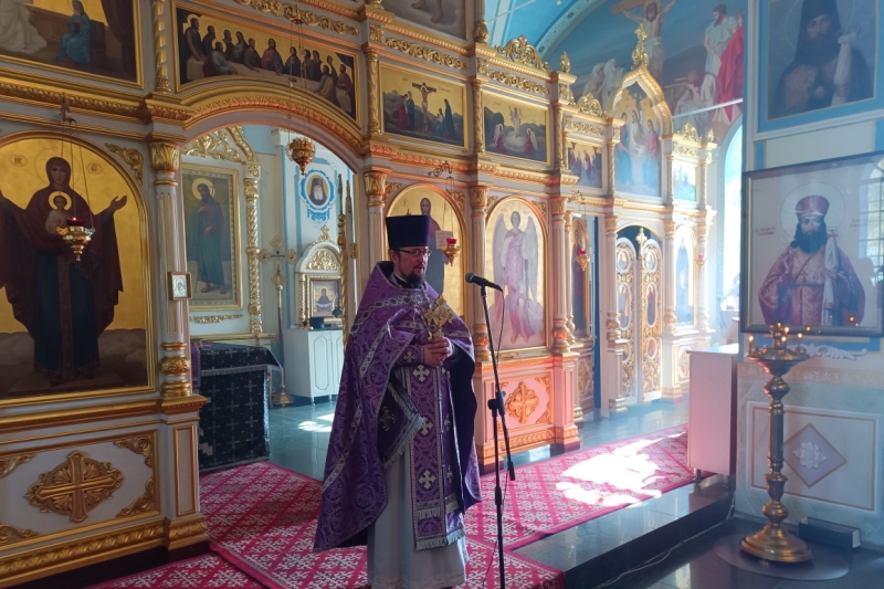 В Свято-Тихоновском соборном храме Острогожска совершены богослужения Недели Крестопоклонной