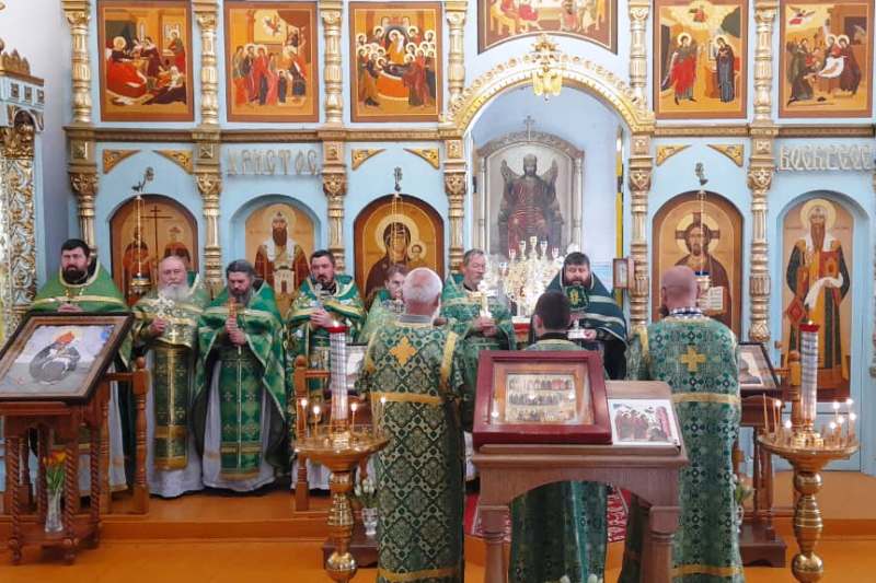 В день памяти святого благоверного князя Александра Невского в Казанском храме пгт. Каменка соборно совершена Божественная литургия
