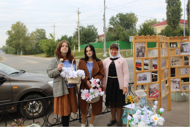 Студенты многопрофильного техникума совместно с помощником благочинного провели акцию «Белый цветок»