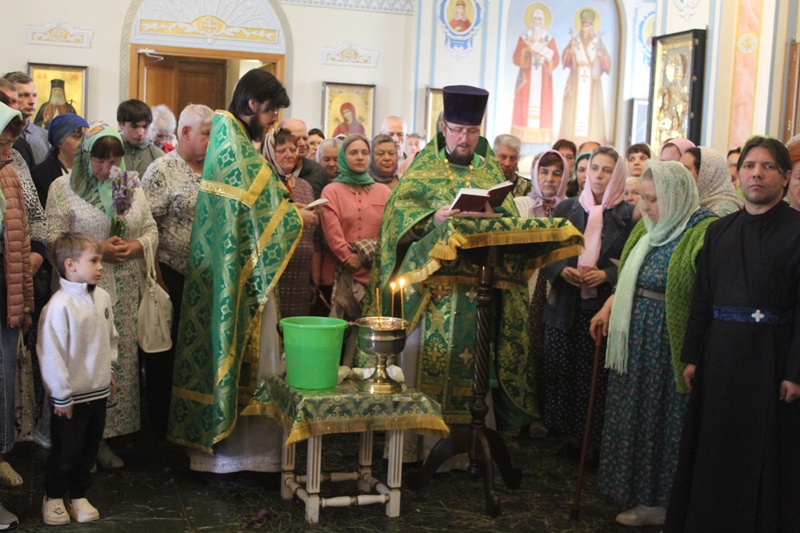 В Свято-Тихоновском соборном храме города Острогожска встретили праздник Пятидесятницы