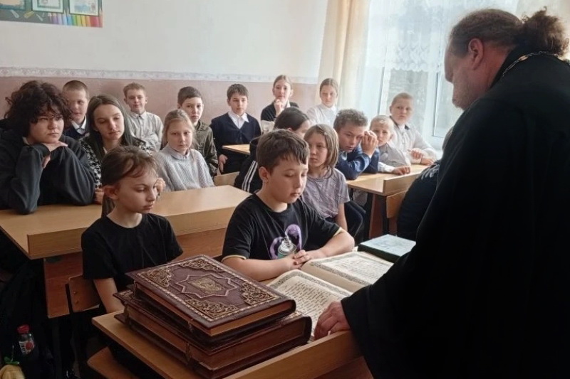 В Нижнеольшанской СОШ Острогожского благочиния провели час духовного общения, посвященный Дню православной книги