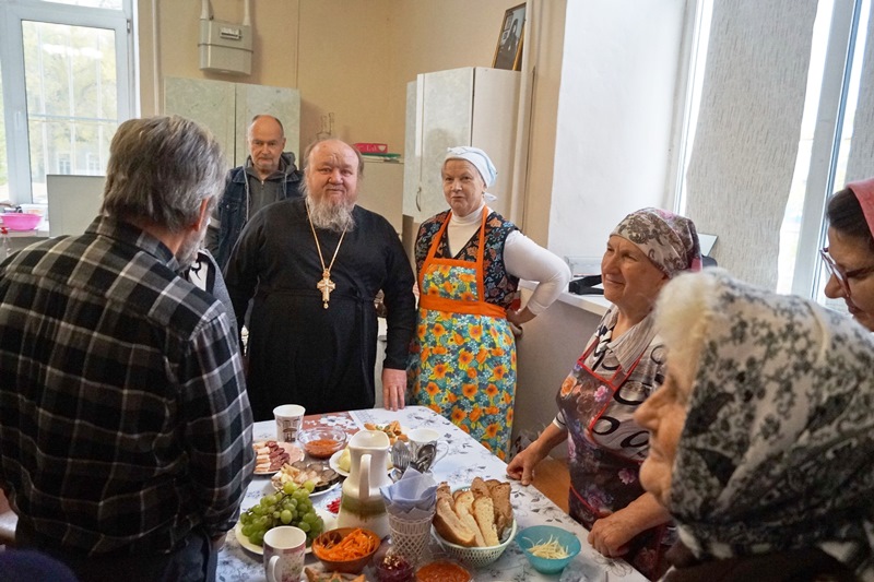 В Свято-Митрофановском храме с. Верхний Мамон поздравили пожилых прихожан