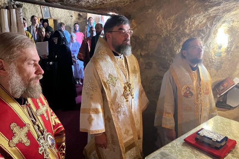 Епископ Россошанский и Острогожский Дионисий, сослужил митрополиту Горловскому и Славянскому Митрофану за богослужением в обители преподобного Павла Фивейского (Египет)