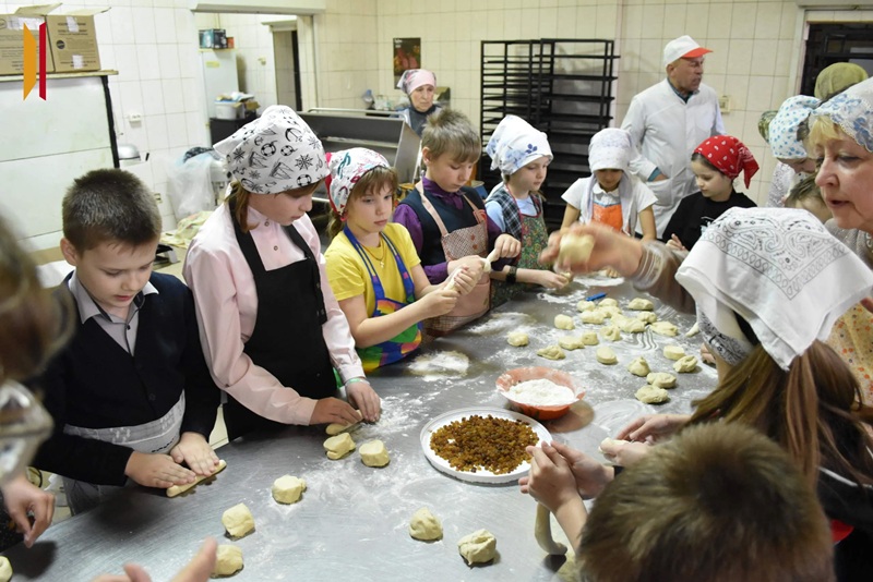 Воспитанники воскресной группы при Петропавловском храме приняли участие в мастер-классе по изготовлению жаворонков
