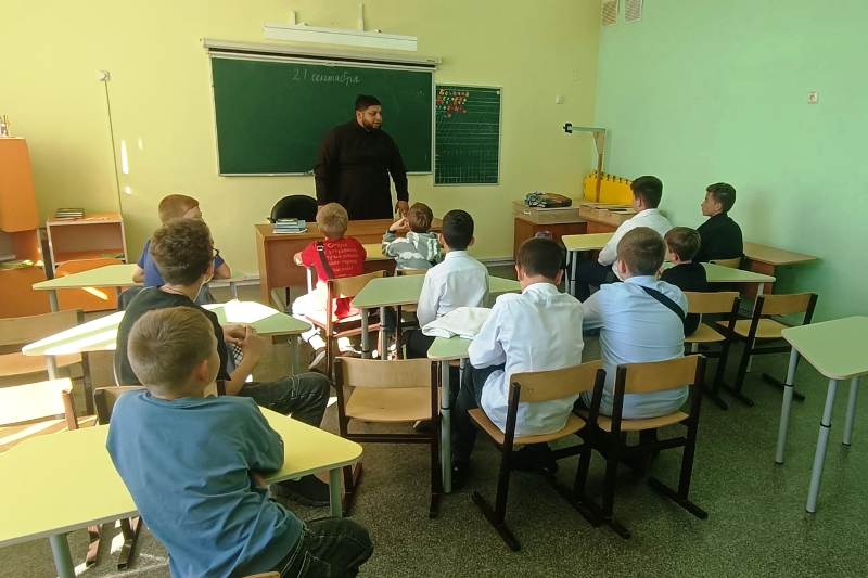 При Свято-Ильинском кафедральном соборе города Россоши стартовали занятия в «Школе молодого алтарника»