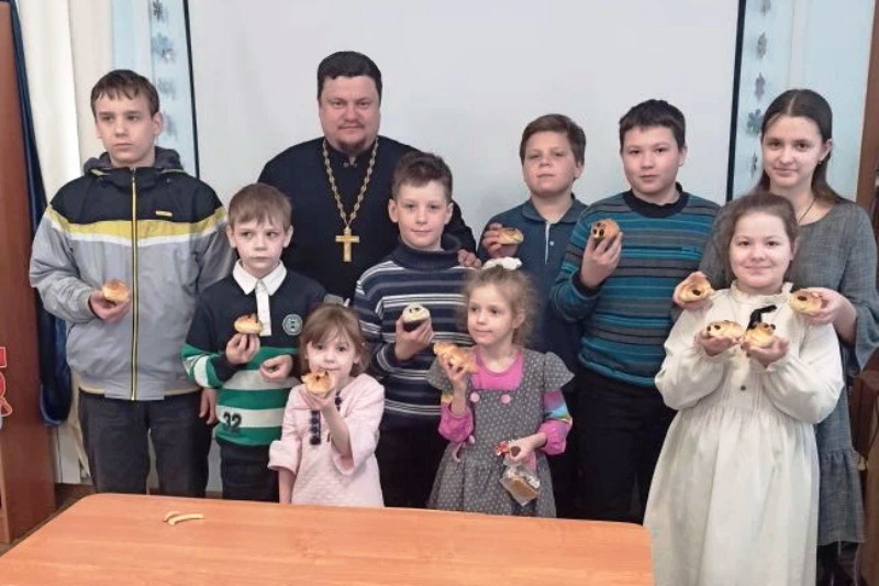 В воскресной школе при храме Вознесения Господня города Калач провели мастер-класс по выпечке жаворонков