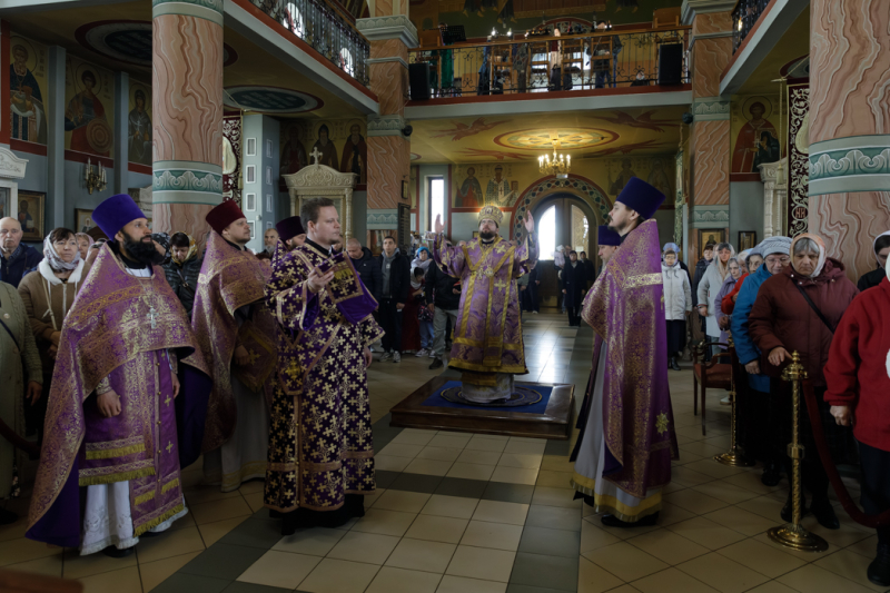 В четверг Страстной седмицы Архипастырь совершил Литургию в Свято-Ильинском кафедральном соборе города Россоши