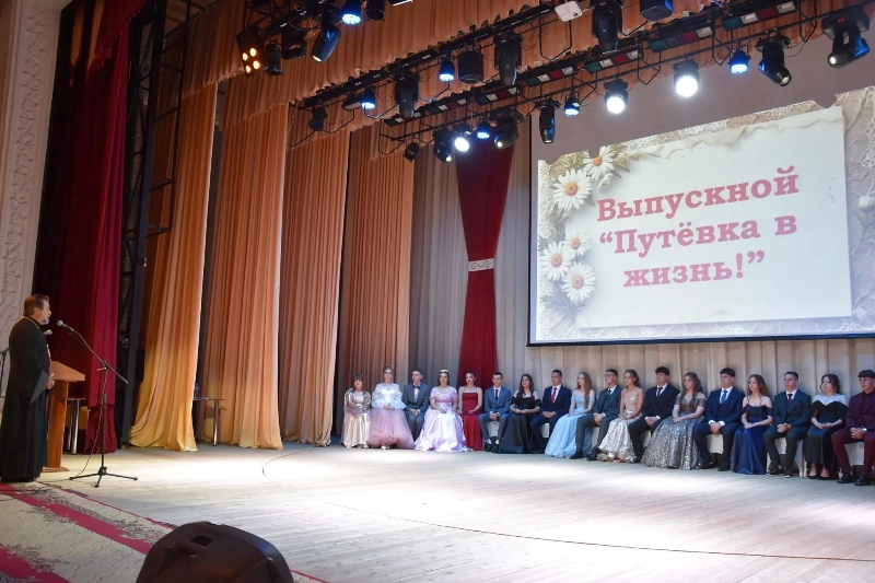 Протоиерей Михаил Шушеров посетил выпускной вечер Кантемировской СОШ № 2