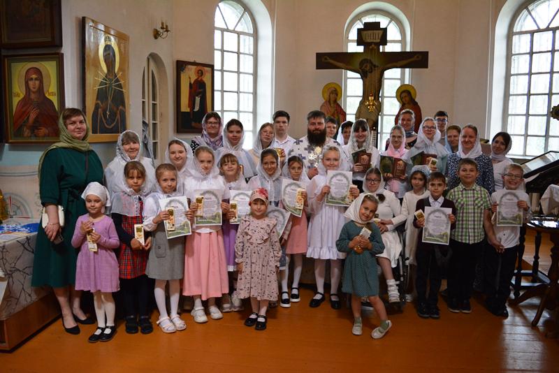 В поселке Каменка благочинный вручил дипломы выпускникам Воскресной школы