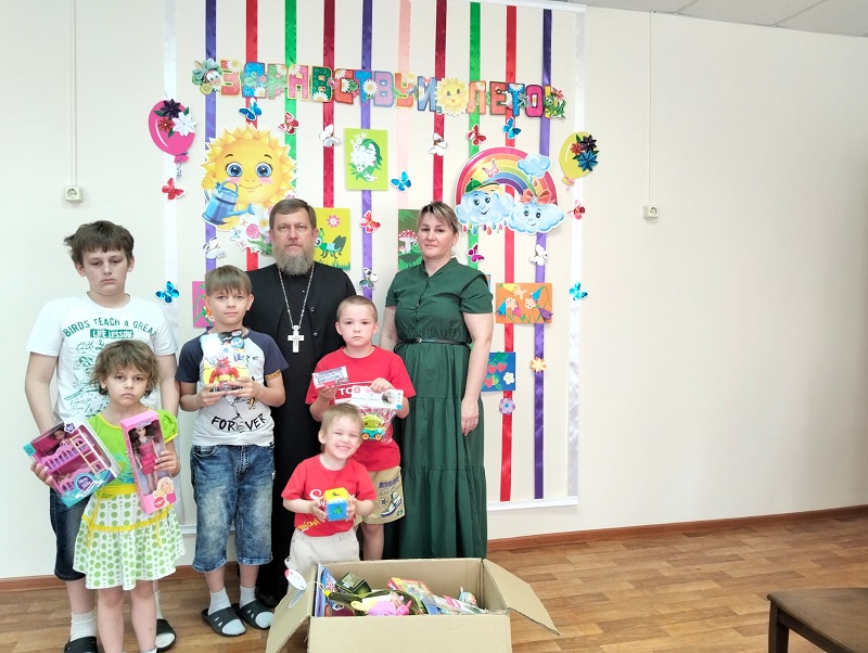 Воспитанников социально-реабилитационного центра г. Россошь поздравили с Днем защиты детей