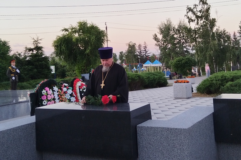 В День памяти и скорби благочинный Репьевского церковного округа протоиерей Алексий Чибисов принял участие в памятном митинге