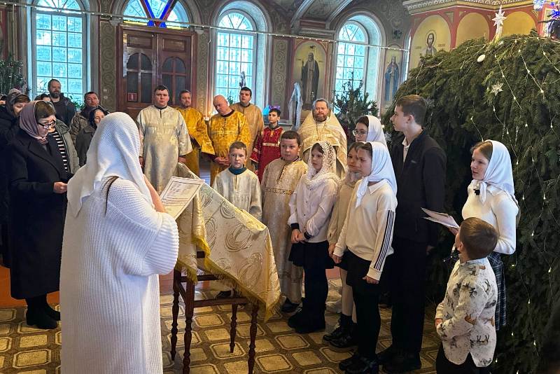 Воспитанники воскресной школы при Михаило-Архангельском храме города Острогожска поздравили прихожан с Рождеством Христовым