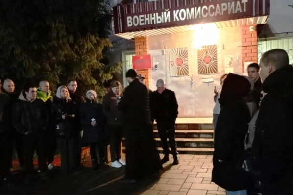 Священнослужитель благословил призывников перед отправкой в воинские части