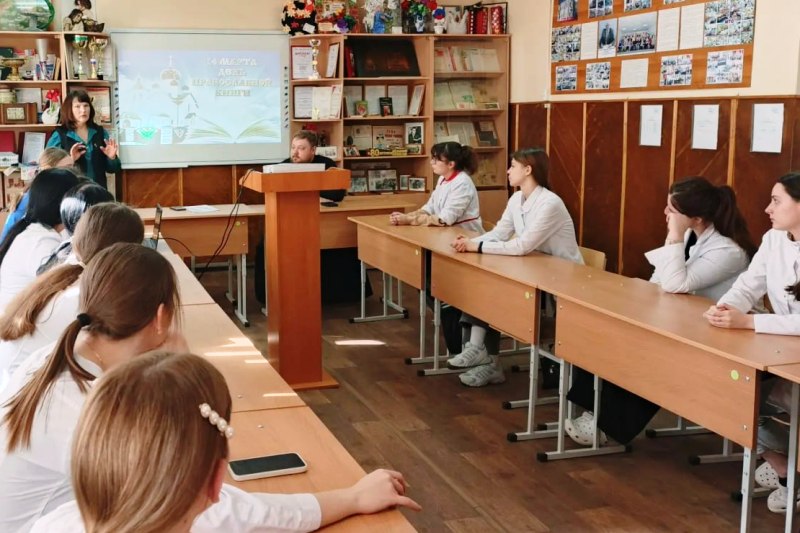 Представители Острогожского благочиния провели встречи со студентами среднеспециальных учебных заведений, посвященные православной книге