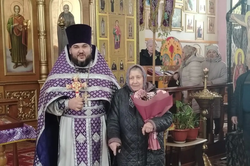 В храме святого Великомученика и Целителя Пантелеимона села Пришиб поздравили одну из старейших прихожанок храма с днем рождения