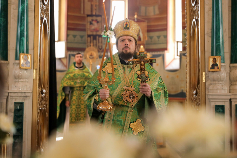 В праздник Входа Господня в Иерусалим Правящий Архиерей совершил Божественную литургию в Ильинском кафедральном соборе Россоши