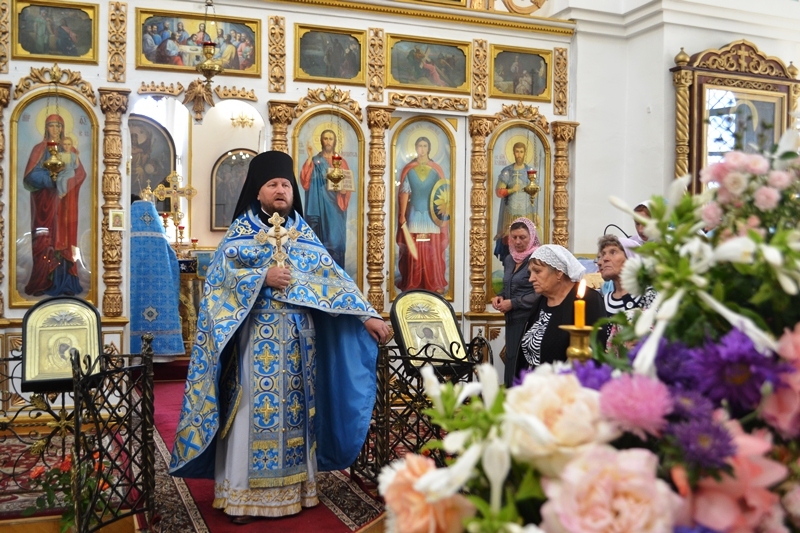 Торжественный праздник Успения Пресвятой Богородицы собрал верующих Богучара в храме