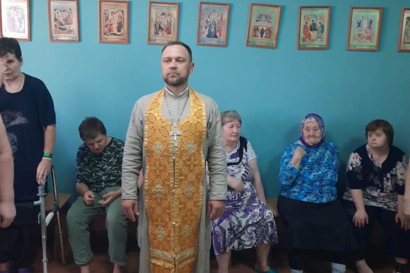 Духовная поддержка: священник посетил Кантемировский центр реабилитации и социализации