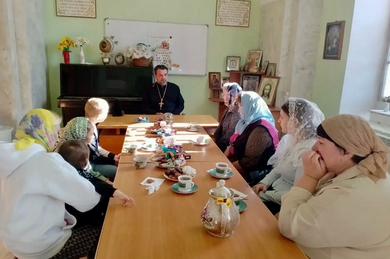 В Кантемировке священнослужитель провел духовную беседу с членами семей военнослужащих