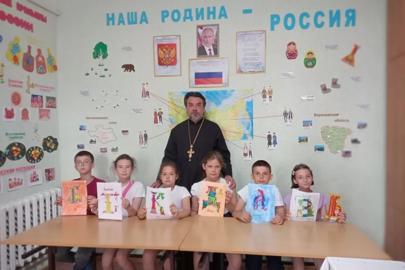 Духовное просвещение в реабилитационном центре: встреча детей со священником ко Дню славянской письменности и культуры