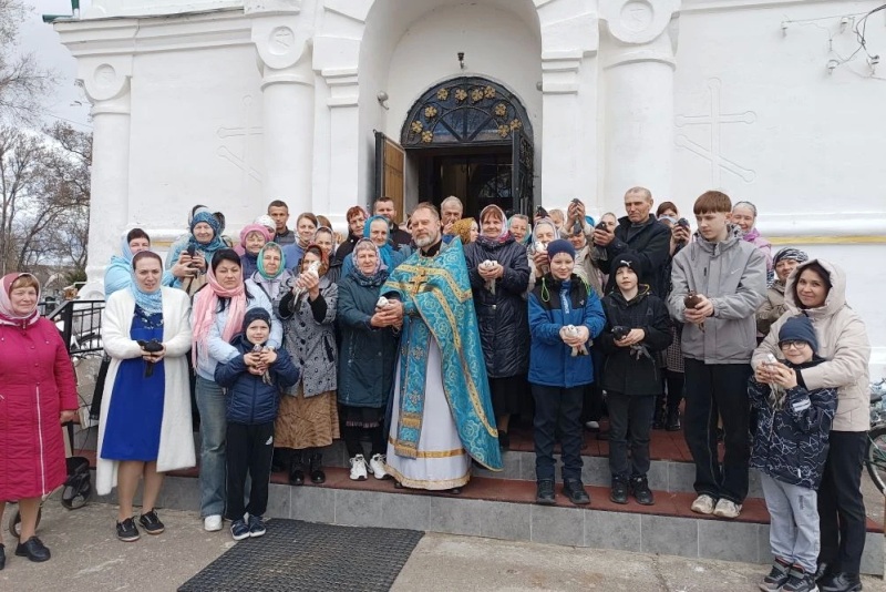 В храме Александра Невского города Калач молитвенно отметили праздник Благовещения Пресвятой Богородицы