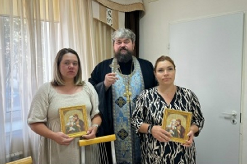 В Павловской районной больнице священнослужитель совершил молебен о благополучном родоразрешении