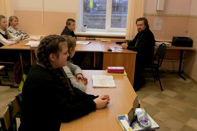 Священнослужитель провел беседу с воспитанниками Солдатской школы