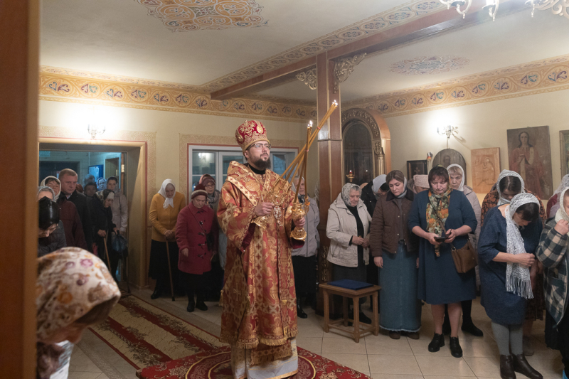 Преосвященнейший епископ Дионисий возглавил Божественную литургию в храме св. Вмч. Димитрия Солунского с. Русская Журавка